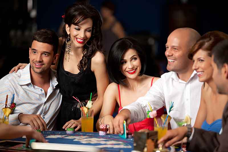 casinos-laughing-friends-playing-cards